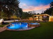 La Mariposa ~ 2 Luxury Homes on Full Acre ~ Sleeps 25