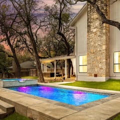 *Free Heated* Pool & Hot Tub, Large Home, King Bed