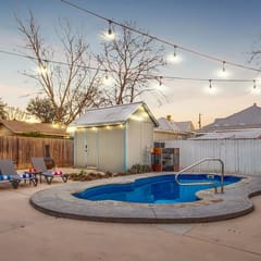 Southtown Charm: Pool, King Beds, Arcade & Games