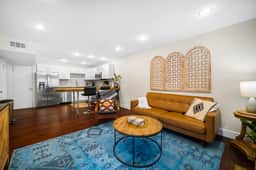 Beautiful & Quiet Oasis // Safest Area of DT Austin *King Bed*