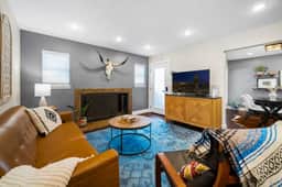 Beautiful & Quiet Oasis // Safest Area of DT Austin *King Bed* - Image 2