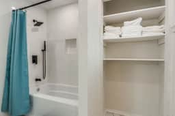 *Free Heated* Pool & Hot Tub, Large Home, King Bed