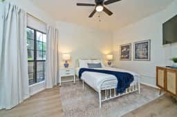 *Free Heated* Pool & Hot Tub, Large Home, King Bed