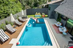 La Buena Vida: Serene Family Retreat with Spa & Outdoor Living