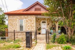 Heart of Southtown | Hot Tub | Hammock | King &TVs