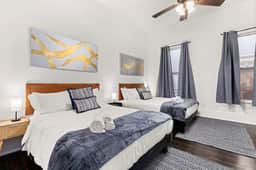 Southtown Charm: Pool, King Beds, Arcade & Games