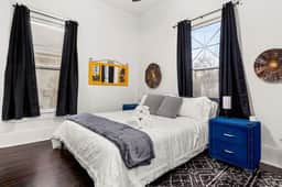 Southtown Charm: Pool, King Beds, Arcade & Games