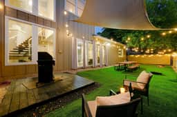 Stunning Home ⭐ Rooftop Deck ⭐ BBQ ⭐ Yard Games (DT San Antonio) - Image 2