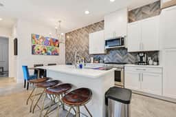 Luxury 5★ Stay in Perfect, Safe Location ~ 3M to DT (Austin) - Image 3