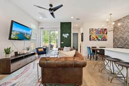 Luxury 5★ Stay in Perfect, Safe Location ~ 3M to DT (Austin) - Image 2