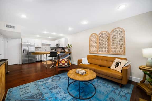 Beautiful & Quiet Oasis // Safest Area of DT Austin *King Bed* - Image 1
