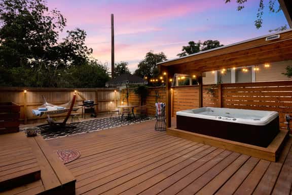 Heart of Southtown | Hot Tub | Hammock | King &TVs - Image 1