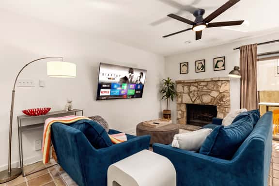 Medical Center 3BR Condo w/ Pool, Desk, Long Stays - Image 1