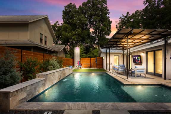 Warm King Wm Getaway | Heated Pool Near Riverwalk - Image 1