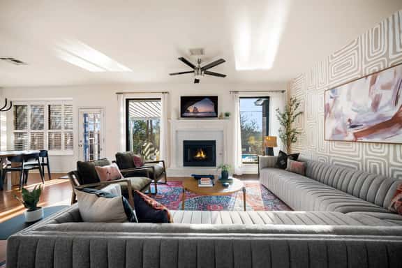 Stunning Designer Home ~Jacuzzi~ Safe Neighborhood - Image 1