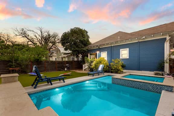 La Flor: Designer Dream Home ~ .5mi to Pearl ~ Pool|Spa - Image 1