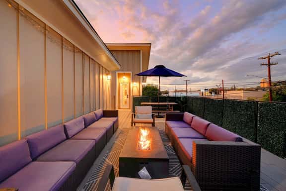 Stunning Home ⭐ Rooftop Deck ⭐ BBQ ⭐ Yard Games (DT San Antonio) - Image 1