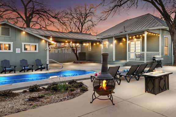 Southtown Charm: Pool, Arcade & King Beds - Image 1