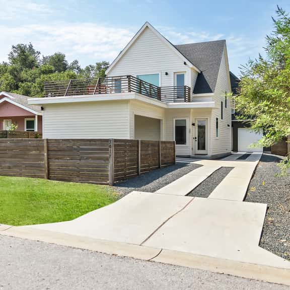 Luxury New Build ~Huge Walk-Out Balcony~ - Image 1