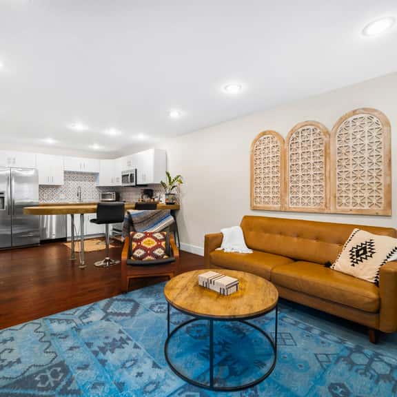 Beautiful & Quiet Oasis // Safest Area of DT Austin *King Bed* - Image 1