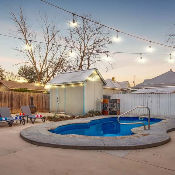 Southtown Charm: Pool, King Beds, Arcade & Games - Image 1