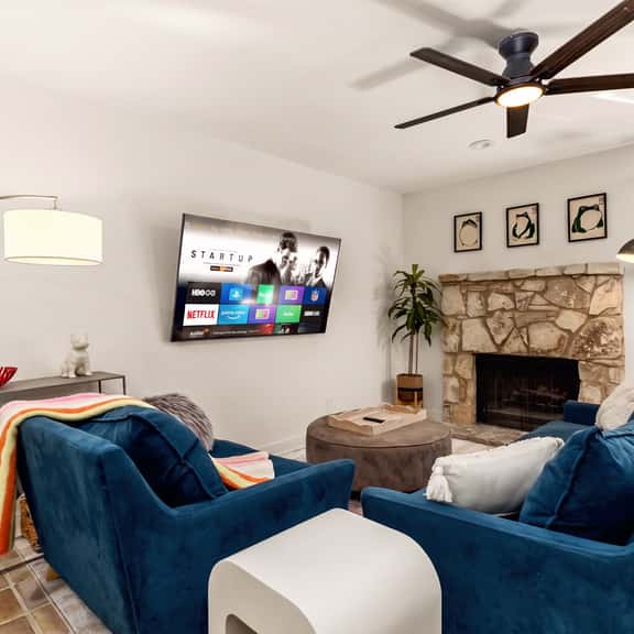 Medical Center 3BR Condo w/ Pool, Desk, Long Stays - Image 1