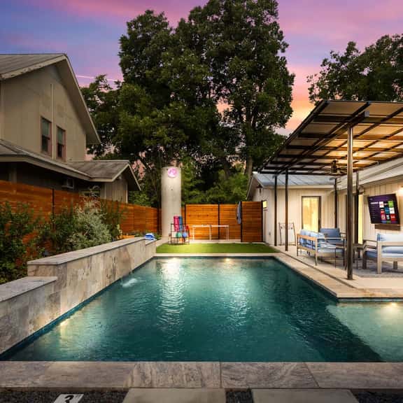 Warm King Wm Getaway | Heated Pool Near Riverwalk - Image 1