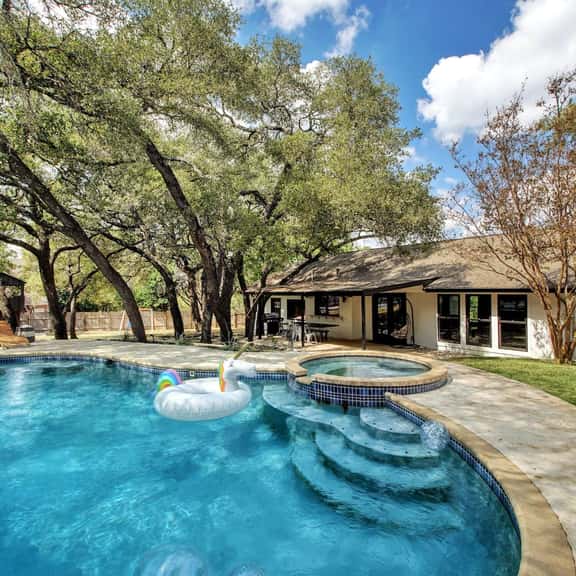 Austin Oasis: Pool, Pickleball, Hot Tub, Sleeps 10 - Image 1