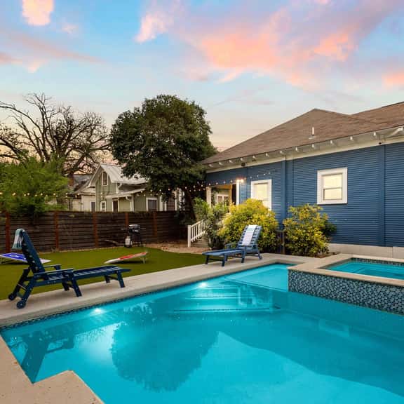 La Flor: Designer Dream Home ~ .5mi to Pearl ~ Pool|Spa - Image 1