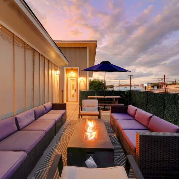 Stunning Home ⭐ Rooftop Deck ⭐ BBQ ⭐ Yard Games (DT San Antonio) - Image 1