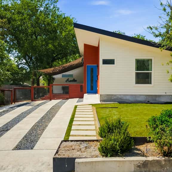 Hyde Park Hideaway | Backyard Fun + Fast to Dtwn - Image 1
