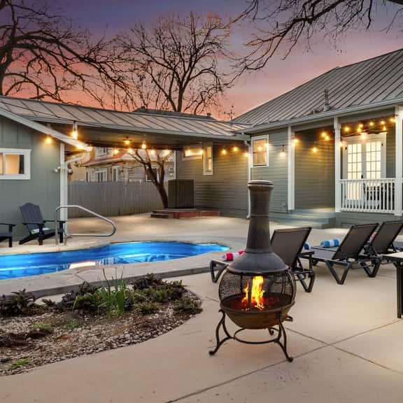 Southtown Charm: Pool, Arcade & King Beds - Image 1