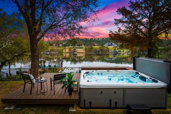 Big Group Lake House ~ Private Boat Slip & Hot Tub ~ Lake Austin - Image 2