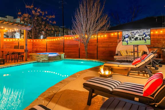 Wanderlust ATX ~Themed Rooms ~ Heated Spa|Luxury Pool