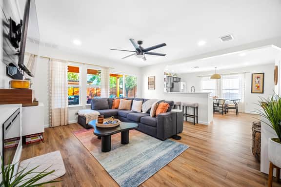 Wanderlust ATX ~Themed Rooms ~ Heated Spa|Luxury Pool