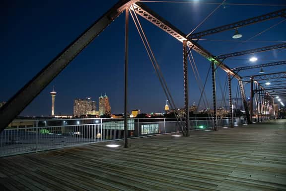 Perfect Backyard ~1 Mile to Riverwalk & DT~ Arcade
