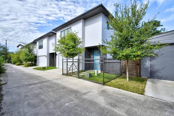 Stay in Luxury @ The Pearl ~ .5M to Riverwalk