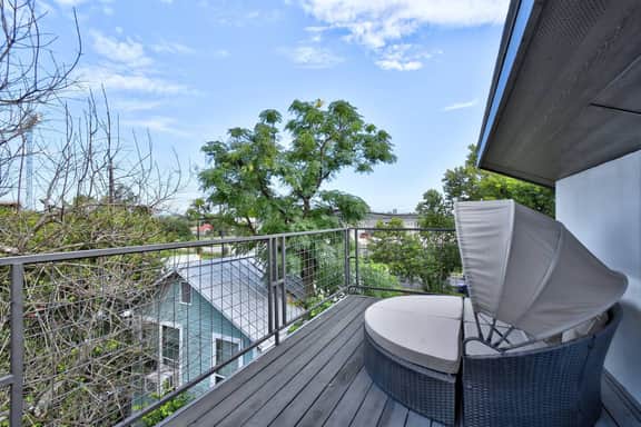 Stay in Luxury @ The Pearl ~ .5M to Riverwalk