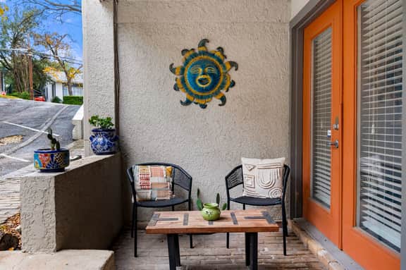 Beautiful & Quiet Oasis // Safest Area of DT Austin *King Bed*