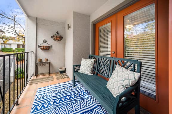 Safe & Quiet Oasis in DT ~Perfect Location~