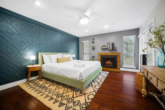 Beautiful & Quiet Oasis // Safest Area of DT Austin *King Bed*