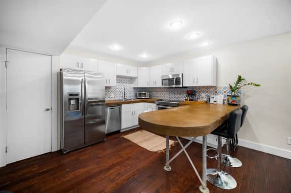 Beautiful & Quiet Oasis // Safest Area of DT Austin *King Bed* - Image 3