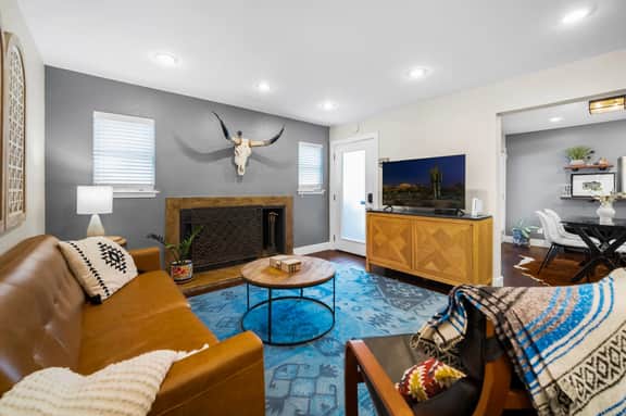 Beautiful & Quiet Oasis // Safest Area of DT Austin *King Bed* - Image 2
