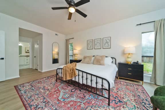*Free Heated* Pool & Hot Tub, Large Home, King Bed