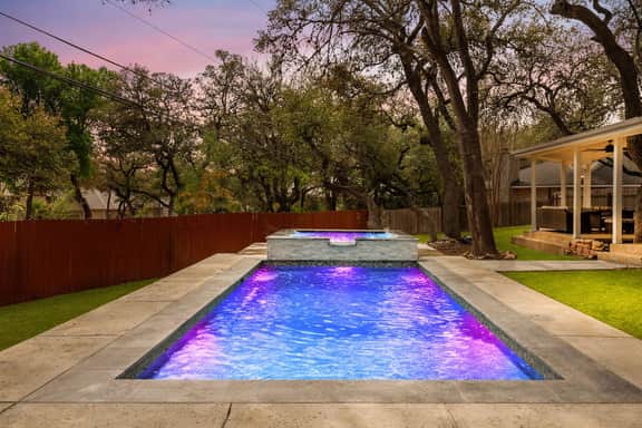 *Free Heated* Pool & Hot Tub, Large Home, King Bed