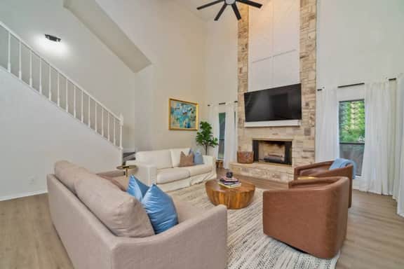 *Free Heated* Pool & Hot Tub, Large Home, King Bed
