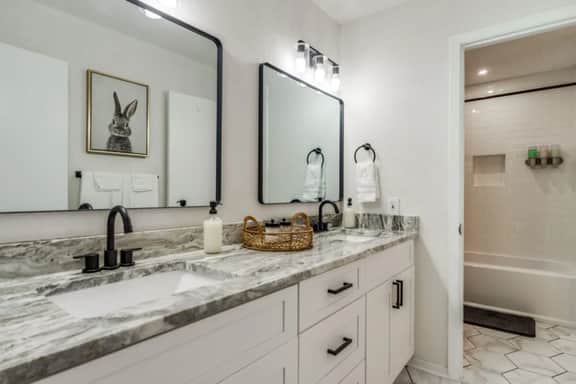 *Free Heated* Pool & Hot Tub, Large Home, King Bed