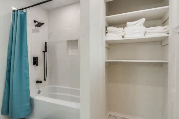 *Free Heated* Pool & Hot Tub, Large Home, King Bed