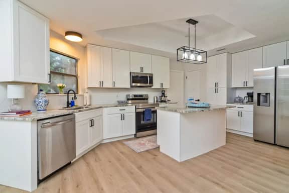 *Free Heated* Pool & Hot Tub, Large Home, King Bed - Image 3