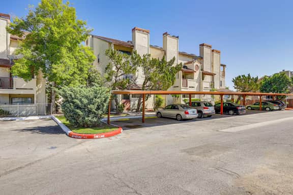 Quiet Condo w/ Laundry, Desk, Pool by Hospitals